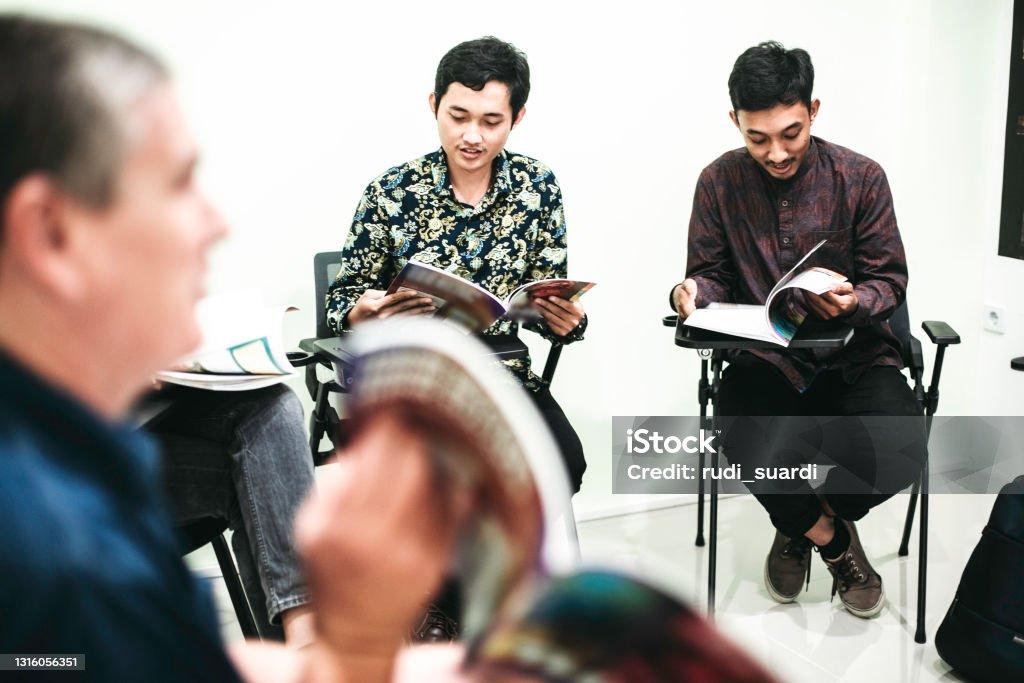 Fresh Graduate Merapat! Kemnaker Lagi Buka Magang Bergaji Setara UMK Nih!